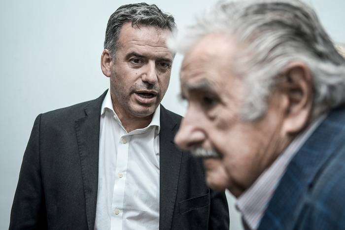Yamandú Orsi y José Mujica (archivo, octubre de 2019). · Foto: Javier Calvelo, adhocFOTOS