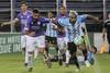 Hernán Menosse, de Defensor Sporting, y Maureen Franco, de Cerro, ayer, en el estadio Luis Franzini. · Foto: Ernesto Ryan Hernán Menosse, de Defensor Sporting, y Maureen Franco, de Cerro, ayer, en el estadio Luis Franzini. · Foto: Ernesto Ryan