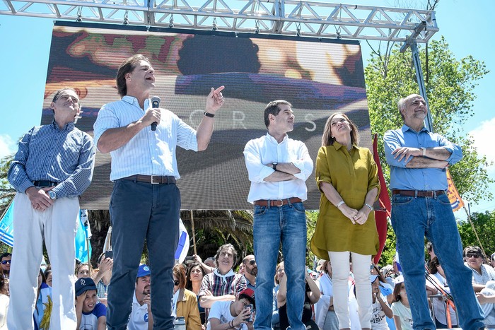 Guido Manini Ríos, Luis Lacalle Pou, Ernesto Talvi, Beatriz Argimón y Pablo Mieres, durante un acto en el Molino de Perez (archivo, noviembre de 2019). · Foto: Javier Calvelo, adhocFOTOS