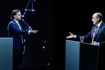 Luis Lacalle Pou y Daniel Martínez, ayer, al final del debate. · Foto: Javier Calvelo, adhocFOTOS Luis Lacalle Pou y Daniel Martínez, ayer, al final del debate. · Foto: Javier Calvelo, adhocFOTOS