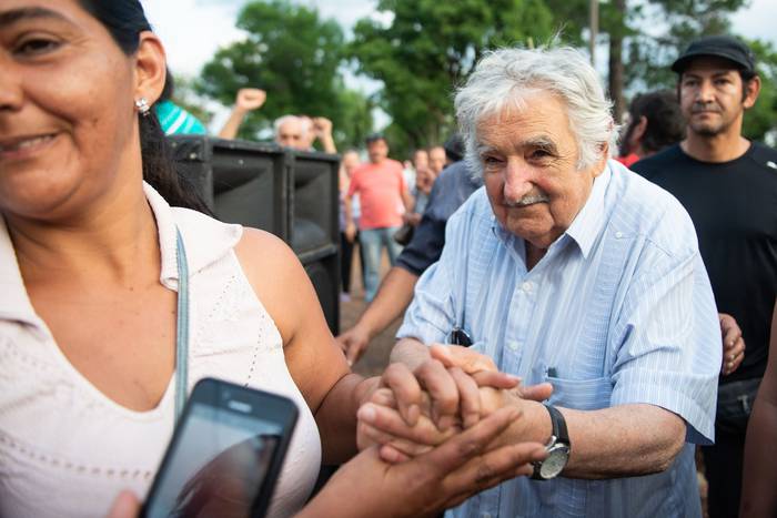 Acto de José Mujica en la Plaza Catalá de la ciudad de Artigas (archivo, noviembre de 2019). · Foto: Santiago Mazzarovich / adhocFOTOS