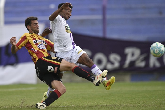 Gustavo Alles, de Progreso, y  Juan Álvez, de Fénix, en la jugada del segundo gol de Progreso y segundo del goleador.
 · Foto: Fernando Morán