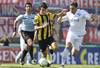Armando Méndez, de Nacional, y Facundo Pellistri, de Peñarol, y Rafael García, de Nacional, durante el clásico del Torneo Clausura, en el estadio Centenario. · Foto: Sandro Pereyra Armando Méndez, de Nacional, y Facundo Pellistri, de Peñarol, y Rafael García, de Nacional, durante el clásico del Torneo Clausura, en el estadio Centenario. · Foto: Sandro Pereyra