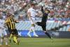 Gonzalo Bergessio, de Nacional, y Kevin Dawson, arquero de Peñarol, durante el clásico del Torneo Clausura en el estadio Centenario. Foto: Sandro Pereyra Gonzalo Bergessio, de Nacional, y Kevin Dawson, arquero de Peñarol, durante el clásico del Torneo Clausura en el estadio Centenario. Foto: Sandro Pereyra
