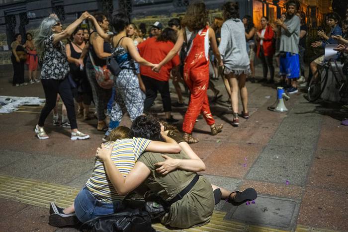 Alerta feminista por los 30 femicidios del año, ayer, por 18 de Julio. · Foto: Mariana Greif