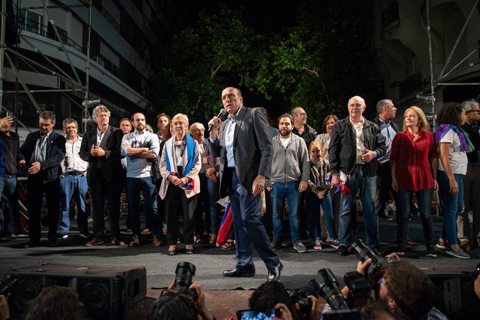 Daniel Martínez durante el acto del Frente Amplio en el Hotel Crystal Tower luego de las elecciones. · Foto: Tarumán Corrales, adhocFOTOS