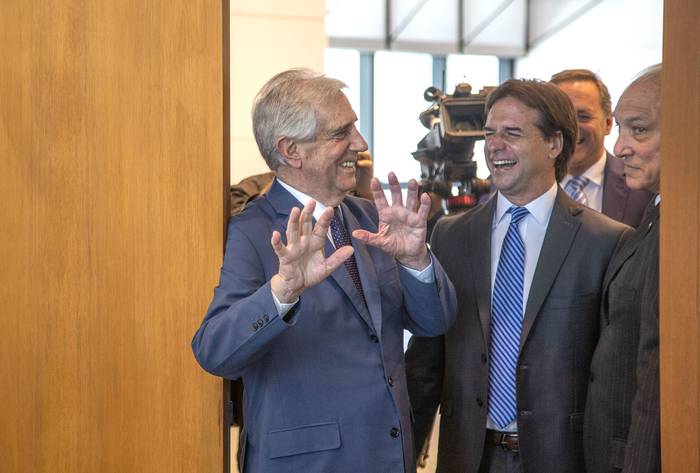 Tabaré Vázquez y Luis Lacalle Pou, el 2 de diciembre de 2019, en la Torre Ejecutiva. · Foto: .