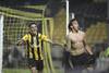 Ignacio Lores y Fabián Estoyanoff festejan el segundo gol de Peñarol, en el estadio Campeón del Siglo, el 5 de diciembre. · Foto: Sandro Pereyra Ignacio Lores y Fabián Estoyanoff festejan el segundo gol de Peñarol, en el estadio Campeón del Siglo, el 5 de diciembre. · Foto: Sandro Pereyra
