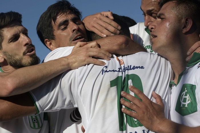 Michel Araújo, de Racing, festejando el segundo gol contra Plaza Colonia, el 5 de diciembre, en el Parque Osvaldo Roberto.  · Foto: Sandro Pereyra