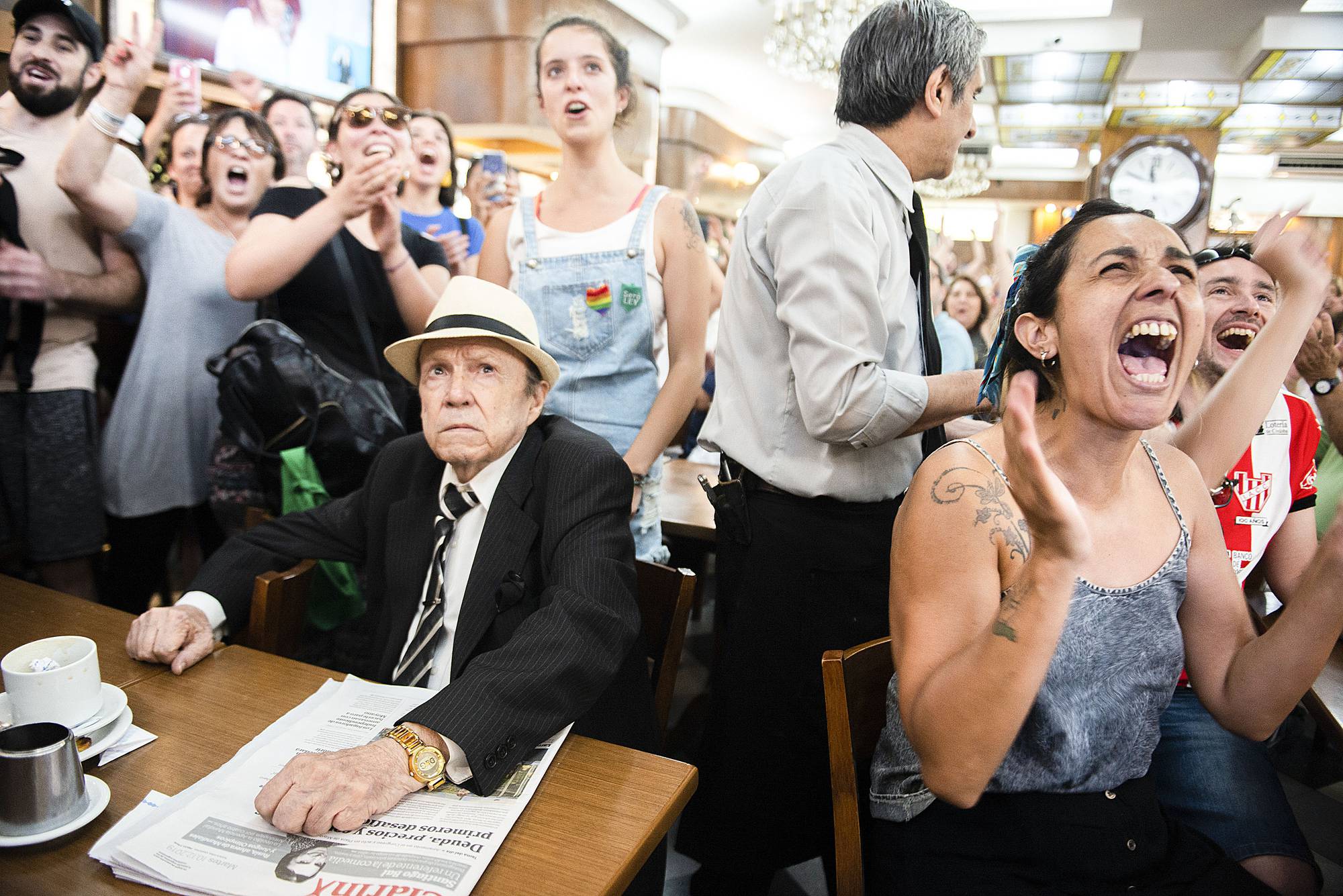Bar en Avenida de Mayo, mientras habla Alberto Fernández, el 10 de diciembre, luego de la jura en el Congreso de la Nación.