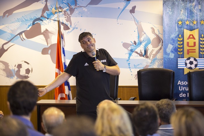 Darío Ubriaco, durante la charla para periodistas sobre el Video Arbitraje (VAR), en la Asociación Uruguaya de Fútbol. · Foto: .
