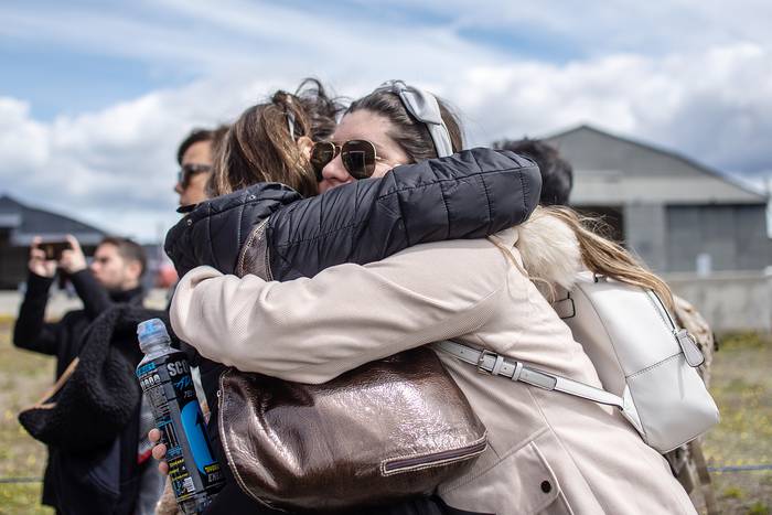 Familiares de las víctimas que viajaban en el Hércules C-130, en la base militar Chabunco, en Punta Arenas, Chile, el 11 de diciembre.  · Foto: Joel Estay/ AFP