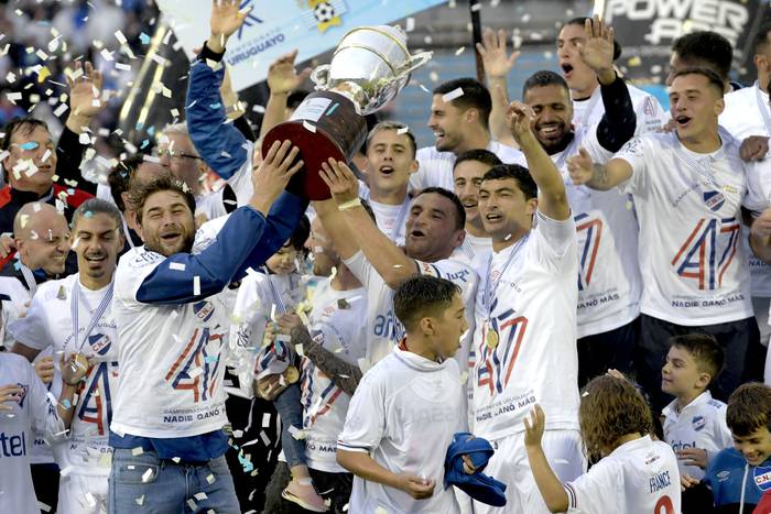 Los jugadores de Nacional festejan el campeonato Uruguayo, en el estadio Centenario. · Foto: Sandro Pereyra