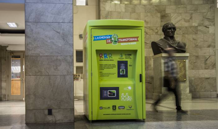 Depósito de aceite de cocina para reciclaje, ayer, en la Intendencia de Montevideo. · Foto: .