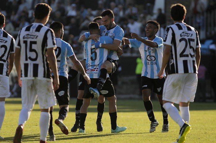 Facundo Perazza, Richard Pellejero y Federico Puente festejando el primer gol de Cerro contra Wanderers en el Parque Alfredo Victor Viera, el 5 de diciembre. 
 · Foto: .