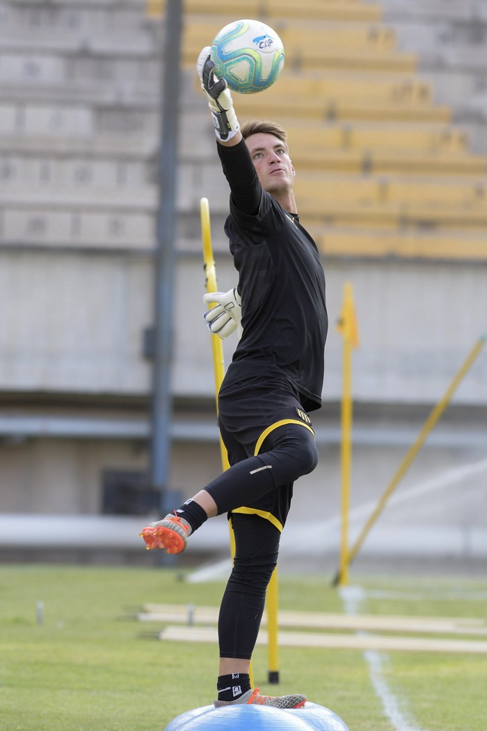 Thiago Cardozo, durante un entrenamiento de Peñarol, en el estadio Campeón del Siglo.  · Foto: Sandro Pereyra