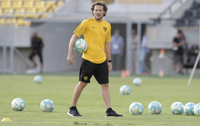 Diego Forlán, durante el primer entrenamiento de Peñarol, el 6 de enero, en el estadio Campeón del Siglo. · Foto: Sandro Pereyra