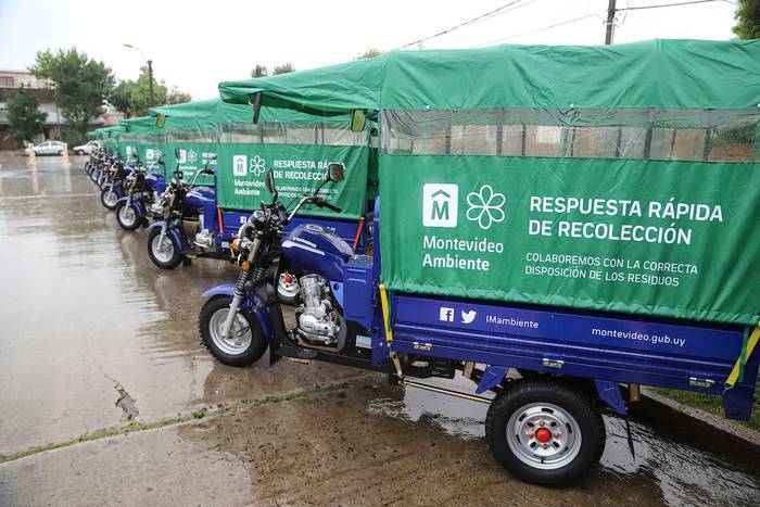 Motocarros previo a la entrega de llaves a clasificadores de residuos en el Cedel de Clasavalle (archivo, enero de 2020). · Foto: Mauricio Zina, adhocfotos