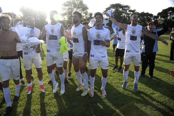 Los jugadores de Rocha festejan en el estadio José Nasazzi.

 · Foto: Sandro Pereyra