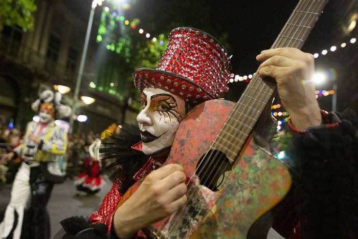 Tabaré Cardozo durante el desfile inaugural del Carnaval, el 23 de enero, por la avenida 18 de Julio. · Foto: .