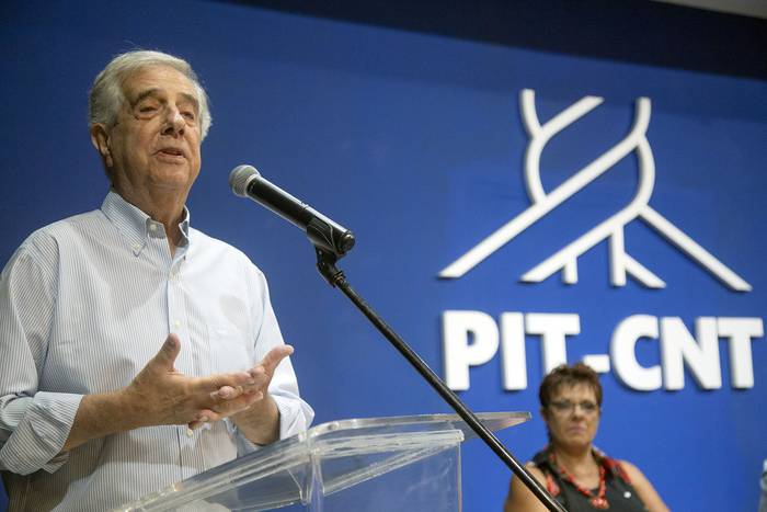 Tabaré Vázquez en la sede del PIT-CNT. · Foto: .