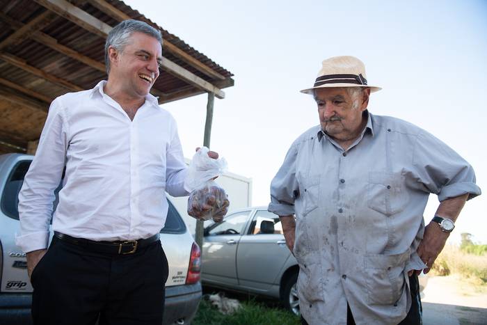 Álvaro Villar y José Mujica, en la chacra del ex presidente. · Foto: Santiago Mazzarovich / adhocFOTOS