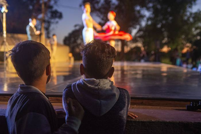 El Ballet Nacional del SODRE a fines de enero en el escenario del parque de Villa García. · Foto: Alessandro Maradei