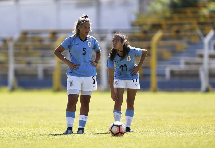 Deyna Morales y Esperanza Pizarro, durante el partido de la selección sub 20 frente Inter de Porto Alegre, el 3 de febrero.  · Foto: Mariana Greif