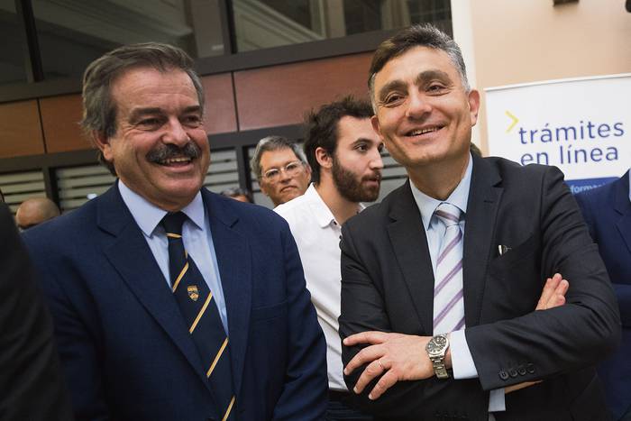 Carlos María Uriarte e Isaac Alfie, durante la ceremonia de asunción de Azucena Arbeleche, en el Ministerio de Economía y Finanzas.  · Foto: Sandro Pereyra
