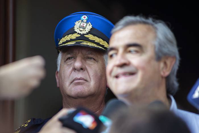 Diego Fernández, director Nacional de Policía, y Jorge Larrañaga, ministro del Interior, este martes, en Canelones. · Foto: Alessandro Maradei