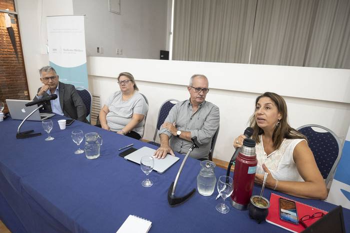 Julio Medina, Daniela Paciel, Hugo Rodríguez y Zaida Arteta, el 6 de marzo, en el taller sobre coronavirus organizado por el Sindicato Médico del Uruguay.
 · Foto: Federico Gutiérrez