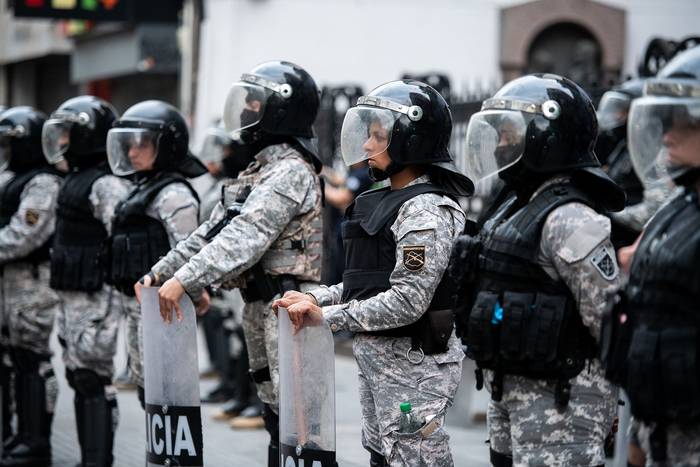 Guardia Republicana, durante un operativo en la avenida 18 de Julio, en Montevideo. · Foto: Santiago Mazzarovich, adhocfotos