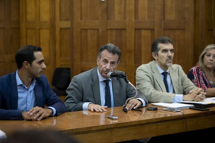 José Luis Satdjian, Daniel Salinas, Miguel Asqueta y Raquel Rosa, durante un desayuno de trabajo, en el Ministerio de Salud Pública (archivo, marzo de 2020).