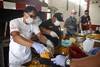 Olla popular en el Club Villa Teresa, ubicado en Islas Canarias esquina Coronilla, donde se cocinó unas
80 porciones de Spaghetti con tuco, el miércoles 25. Natalia Cabrera, vecina, Martín Sierra, presidente
de Villa Teresa, Jorge Mentastes, cocinero, Mauro Romaniello, cocinero, Mario Tejeira, vecino, son algunos de los colaboradores de ésta iniciativa.
Olla popular en el Club Villa Teresa, ubicado en Islas Canarias esquina Coronilla, donde se cocinó unas
80 porciones de Spaghetti con tuco, el miércoles 25. Natalia Cabrera, vecina, Martín Sierra, presidente
de Villa Teresa, Jorge Mentastes, cocinero, Mauro Romaniello, cocinero, Mario Tejeira, vecino, son algunos de los colaboradores de ésta iniciativa.