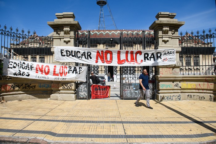 Ocupación de ADES Montevideo del Liceo IAVA para realizar su Asamblea Nacional, y en rechazo del anteproyecto de la Ley de Urgente Consideración. · Foto: Santiago Mazzarovich / adhocFOTOS