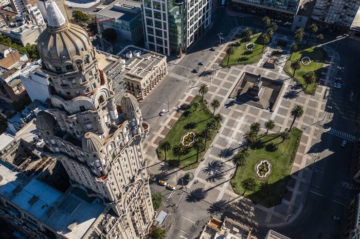 Vista aérea del Palacio Salvo y la Plaza Independencia. (archivo, marzo de 2020) · Foto: Nicolás Celaya, adhocfotos