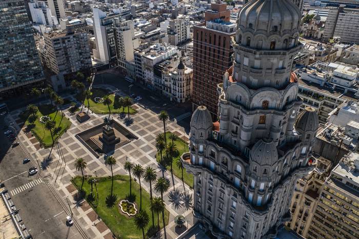 Vista de la plaza Independencia, en Montevideo (archivo, marzo de 2020). · Foto: Daniel Rodríguez, adhocFOTOS
