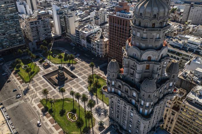 Vista de la Plaza Independencia, en Montevideo (archivo, marzo de 2020). · Foto: Daniel Rodríguez, adhocFOTOS