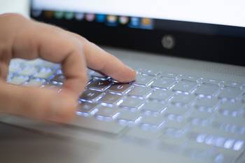 Foto principal del artículo 'Uruguayos cambian hábitos: seis de cada diez buscan el producto por internet antes de comprarlo' · Foto: Pablo Vignali