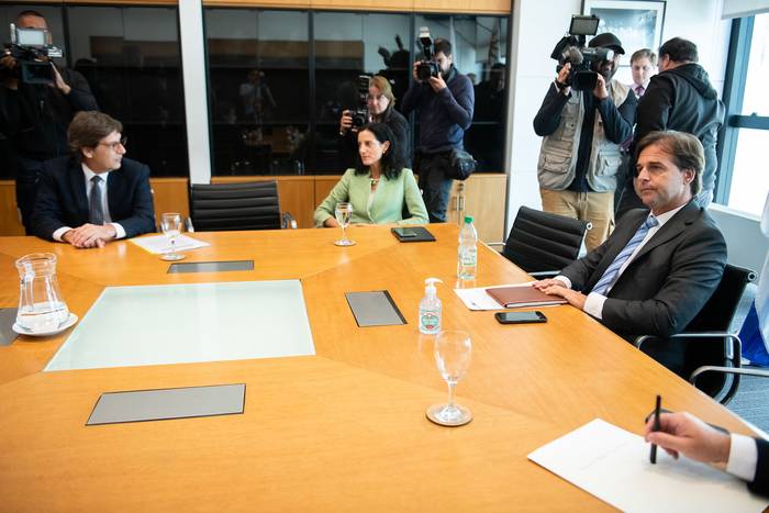 Javier Miranda, Azucena Arbeleche y Luis Lacalle Pou, durante una reunión mantenida en la Torre Ejecutiva (archivo, marzo de 2020). · Foto: Santiago Mazzarovich / adhocFOTOS