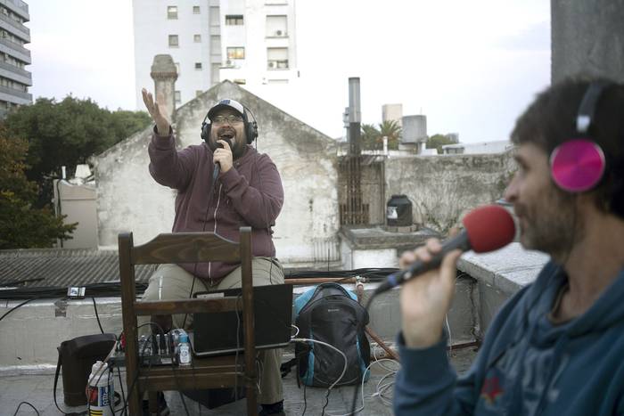 Gastón Lepra y Guillermo Ameixeiras, conducen el programa Radio Azotea, en el edificio en que
viven · Foto: Mariana Greif