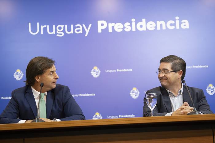 Luis Lacalle Pou y Leonardo Cipriani, en conferencia de prensa el 22 de abril. 
 · Foto: Mariana Greif