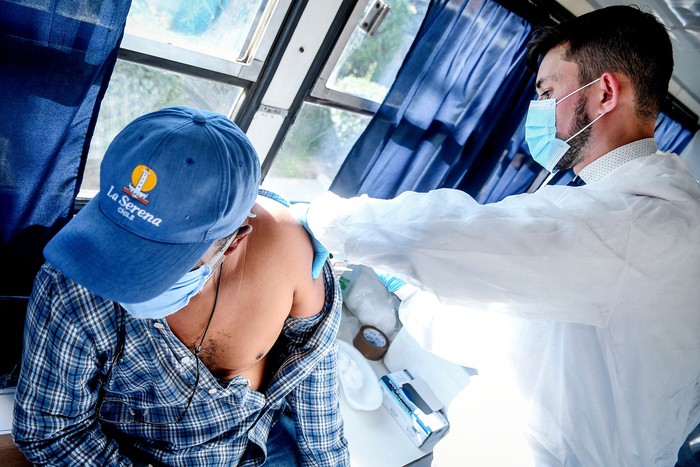 Vacunatorio móvil del ministerio de Salud Pública (archivo, mayo de 2020). · Foto: Javier Calvelo, adhocFOTOS