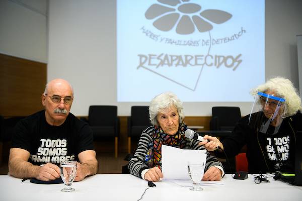 Nilo Patiño, Alba González y Elena Zaffaroni durante la conferencia de prensa de Madres y Familiares de Detenidos Desaparecidos, este martes 19 de mayo en la Institución Nacional de Derechos Humanos · Foto:  Santiago Mazzarovich