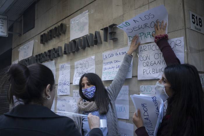 Trabajadores de la Corporación Nacional para el Desarrollo protestan frente al edificio Wilson Ferreira Aldunate, por el envío a seguro de paro a funcionarios, el 27 de mayo. · Foto: Mariana Greif