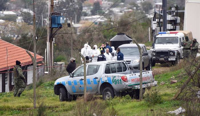 Policía científica y militares investigan ejecuciones en una base de la armada en el Cerro (archivo, mayo de 2020). · Foto: Daniel Rodríguez, adhocFOTOS