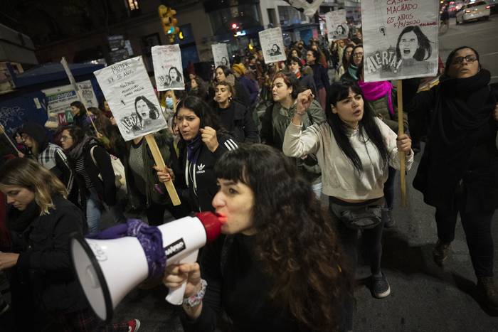 Alerta feminista por la avenida 18 de julio, el 11 de junio. · Foto: Mariana Greif