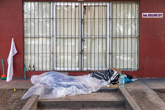 Persona en situación de calle en las inmediaciones del barrio Parque Batlle de Montevideo. · Foto: Mauricio Zina, adhocfotos