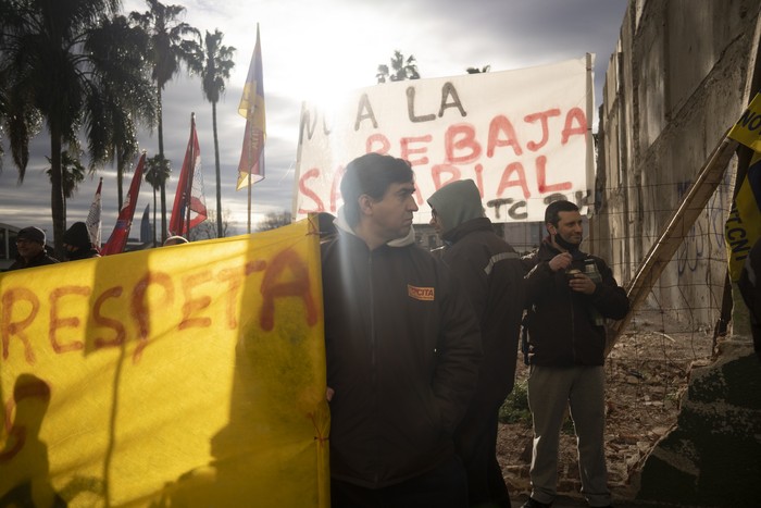 Trabajadores de CITA, frente al Ministerio de Trabajo y Seguridad Social, el 13 de julio.  · Foto: Mariana Greif