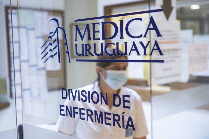 Sala de enfermería de la Medica Uruguaya · Foto: Ernesto Ryan